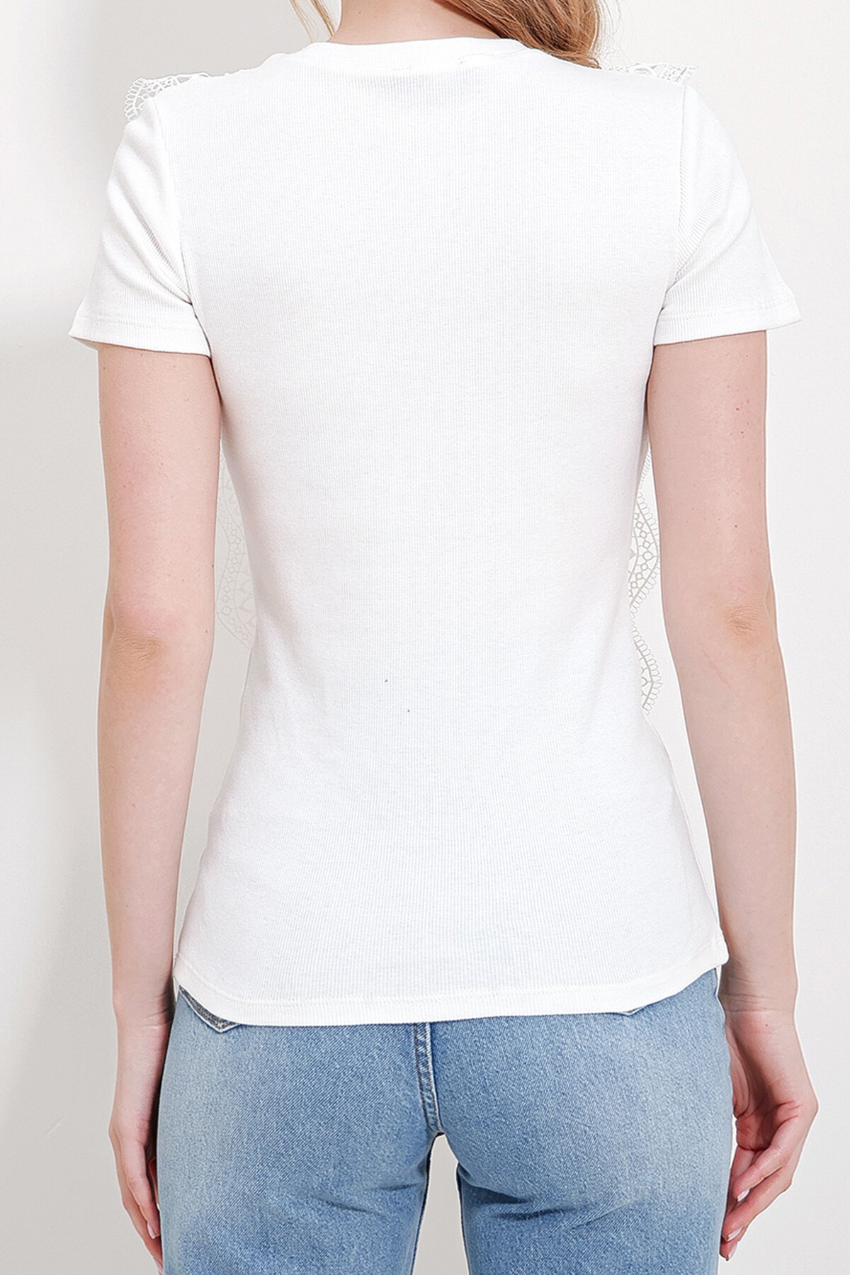 Beyaz Bisiklet Yaka Güpür Detaylı Bluz