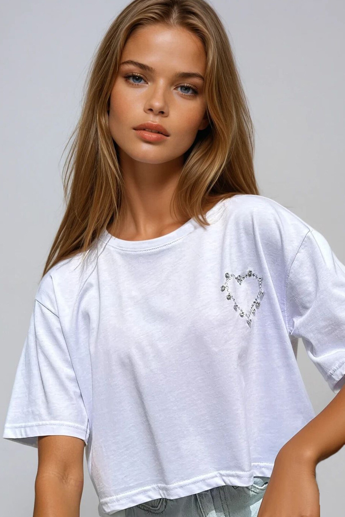 Beyaz Bisiklet Yaka Kalp Taşlı Crop T Shirt