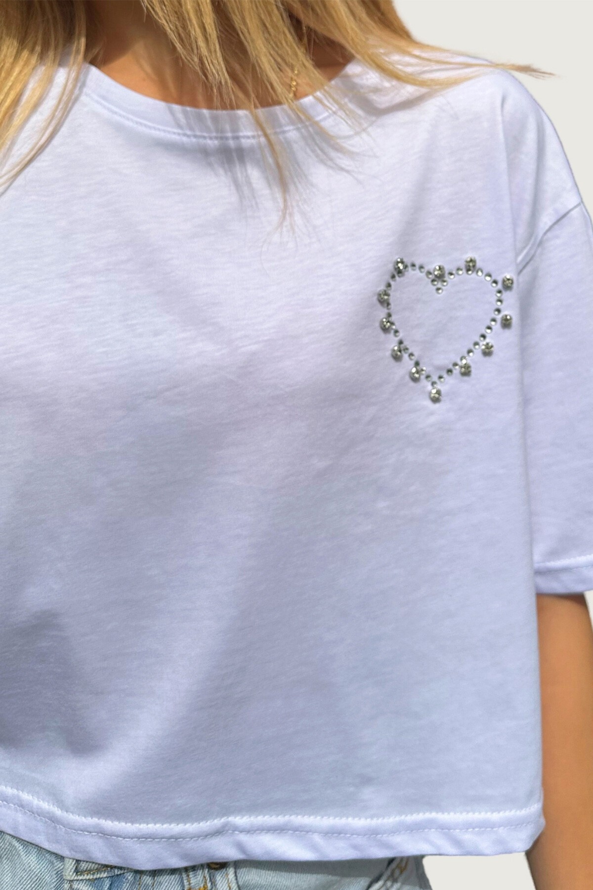 Beyaz Bisiklet Yaka Kalp Taşlı Crop T Shirt
