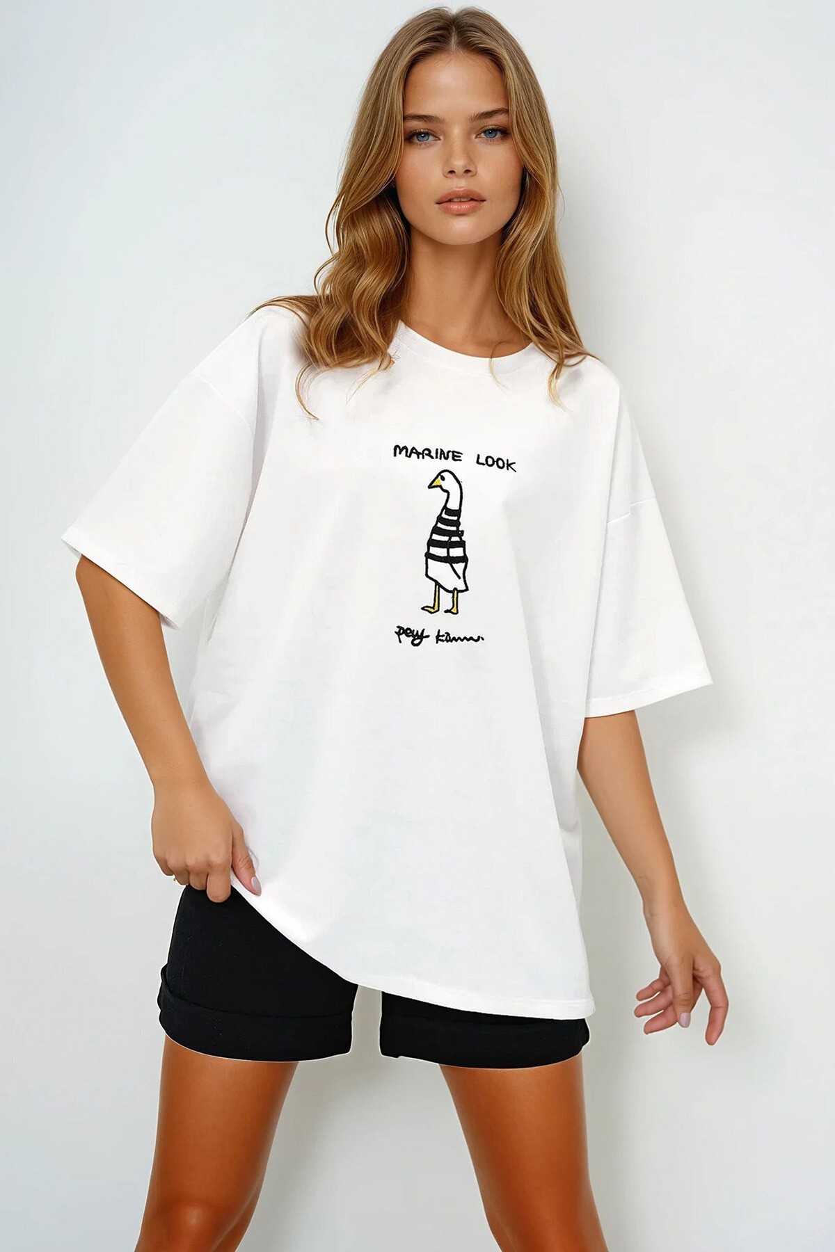 Beyaz Bisiklet Yaka Kaz Baskılı Basic T Shırt