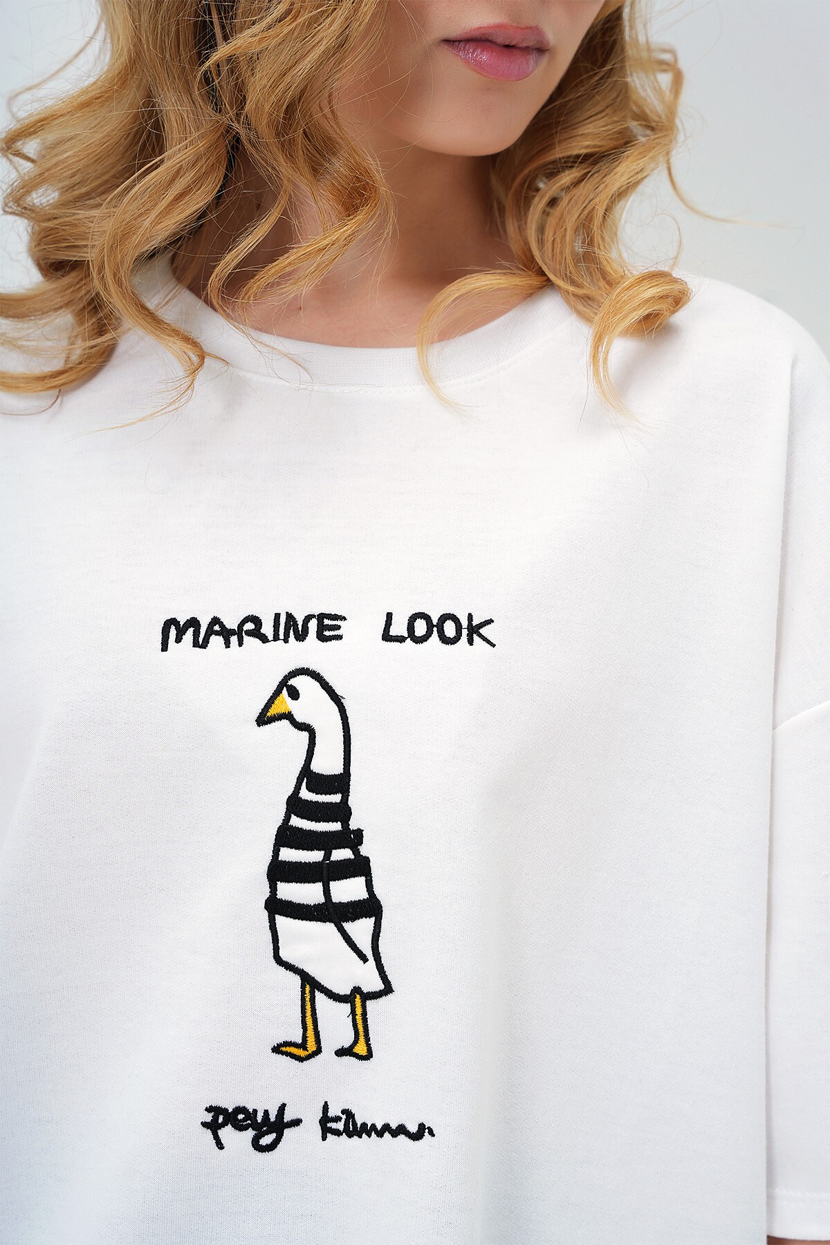 Beyaz Bisiklet Yaka Kaz Baskılı Basic T Shırt