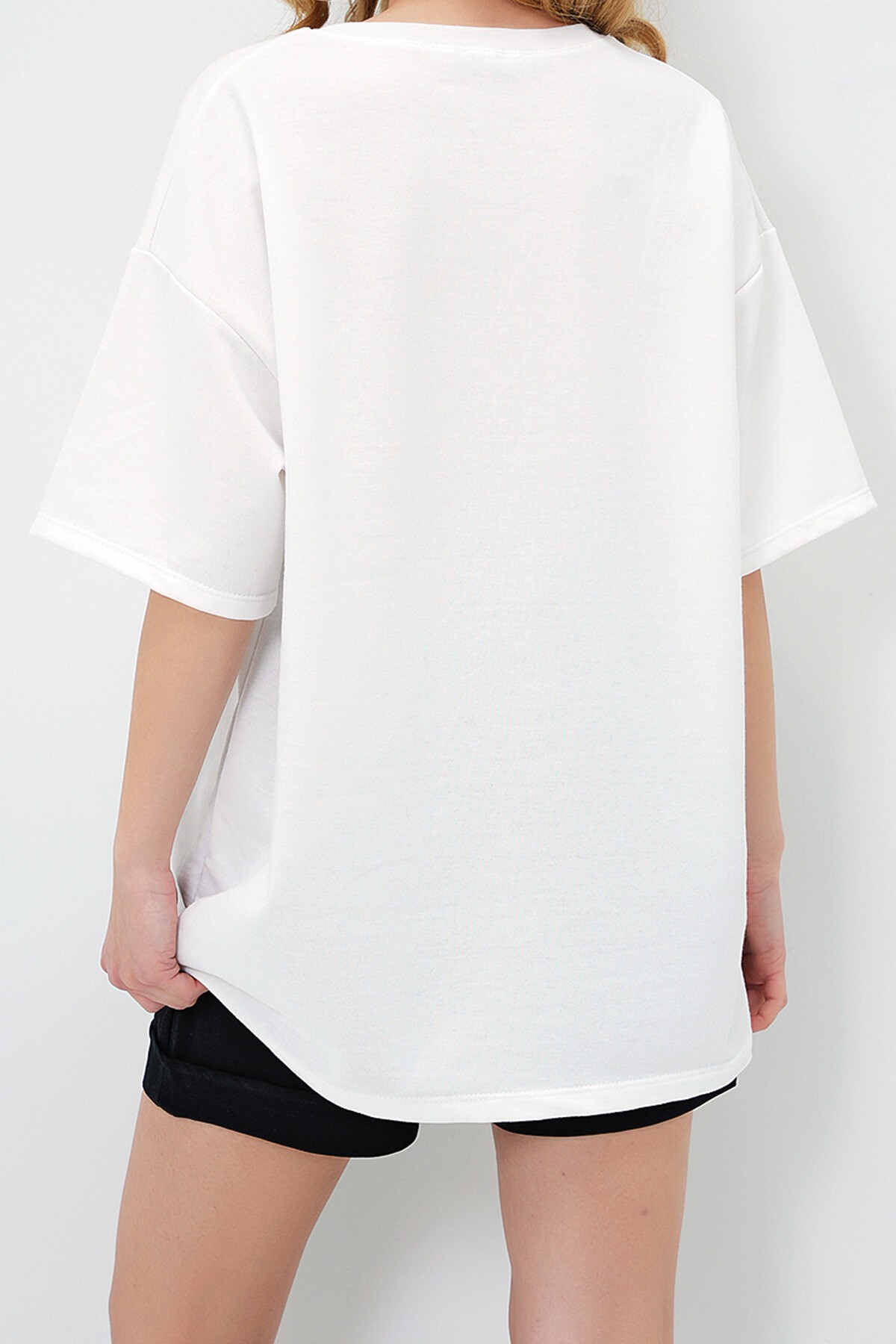 Beyaz Bisiklet Yaka Kaz Baskılı Basic T Shırt