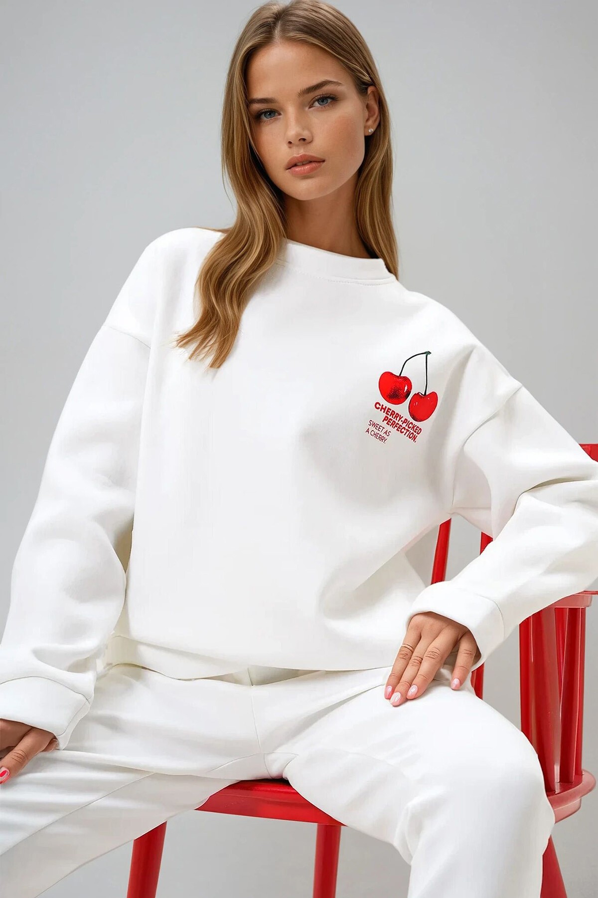 Beyaz Bisiklet Yaka Kiraz Baskılı 3 İplik Şardonlu Sweatshırt