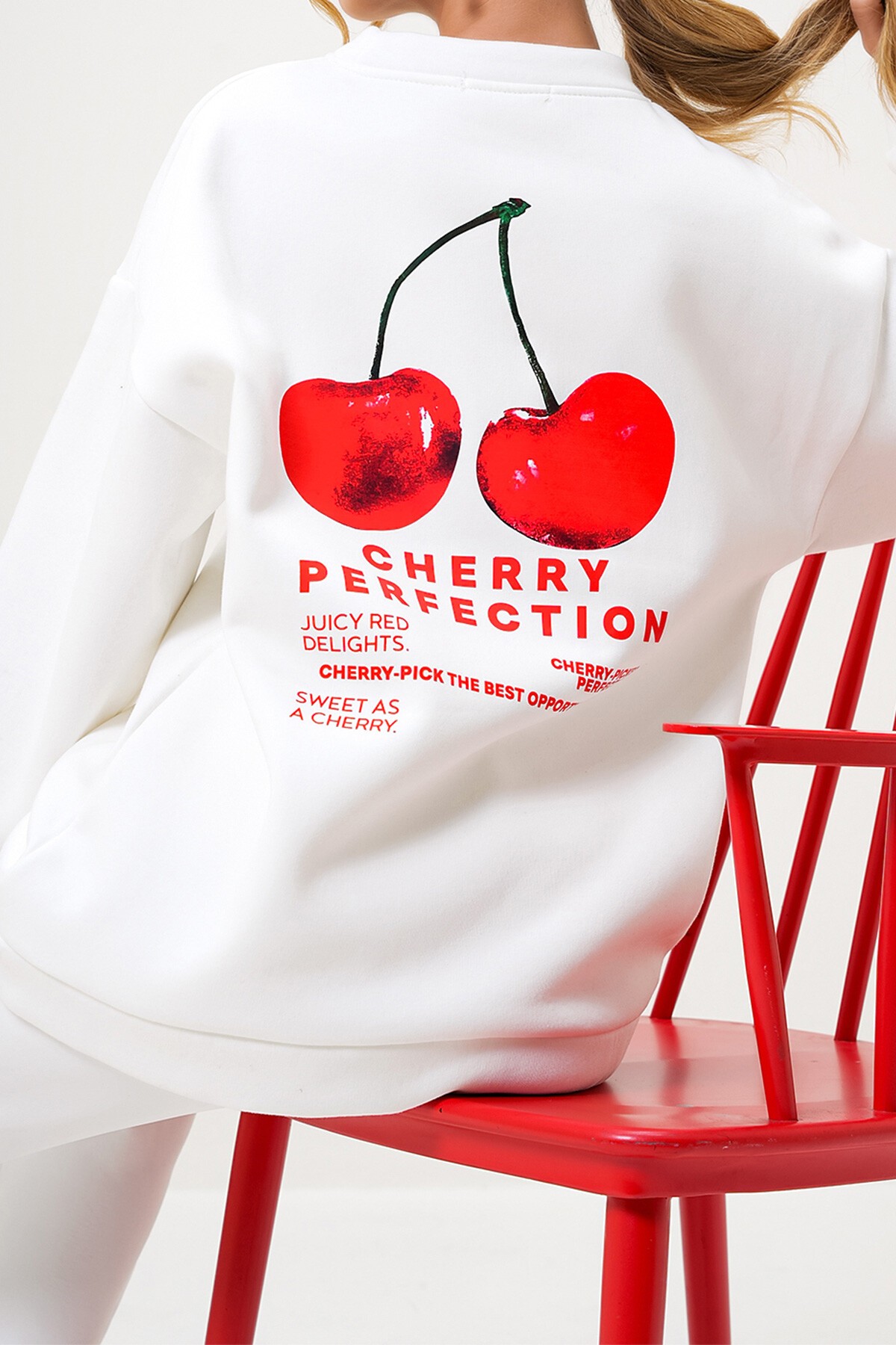 Beyaz Bisiklet Yaka Kiraz Baskılı 3 İplik Şardonlu Sweatshırt