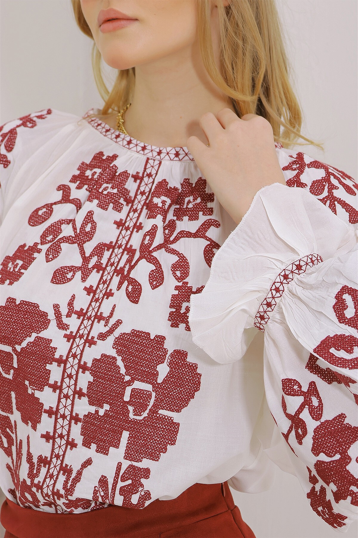 Beyaz Bisiklet Yaka Kolları Volanlı Full Nakışlı Dokuma Bluz
