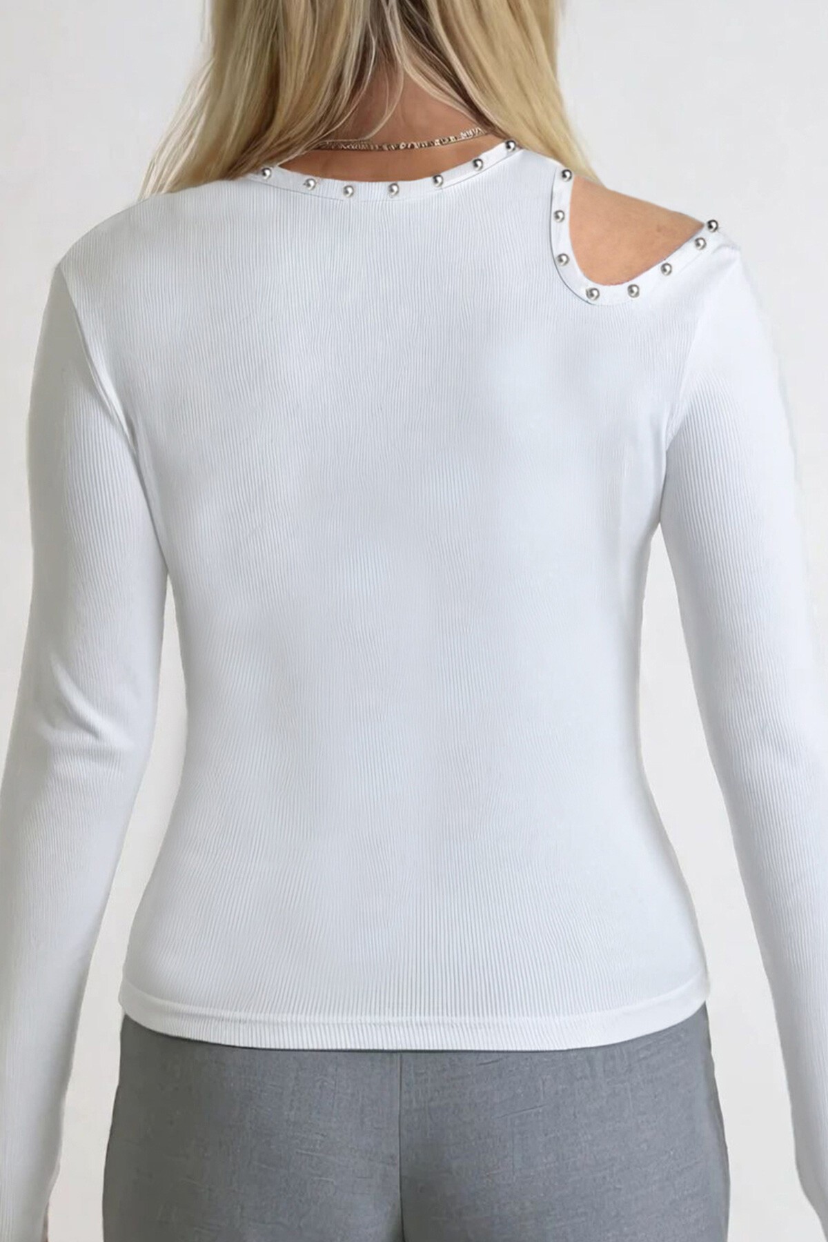 Beyaz Bisiklet Yaka Out Cut Kesimli İnci Çakmalı Fitilli Örme Bluz