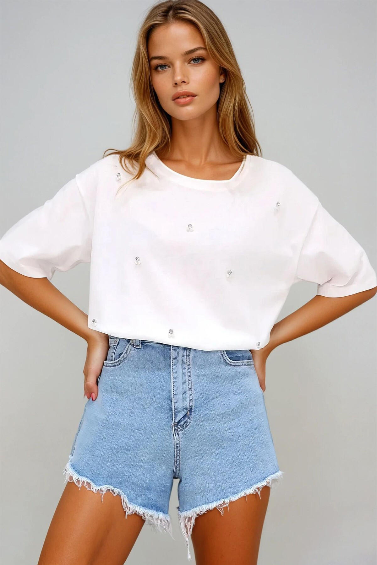 Beyaz Bisiklet Yaka Oversize İnci Ve Taş İşlemeli T Shirt