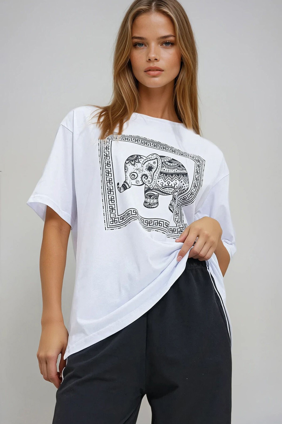 Beyaz Bisiklet Yaka Taşlı Fil Baskılı Oversize T Shirt