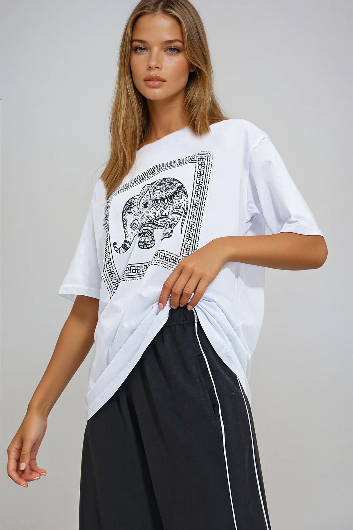 Beyaz Bisiklet Yaka Taşlı Fil Baskılı Oversize T Shirt