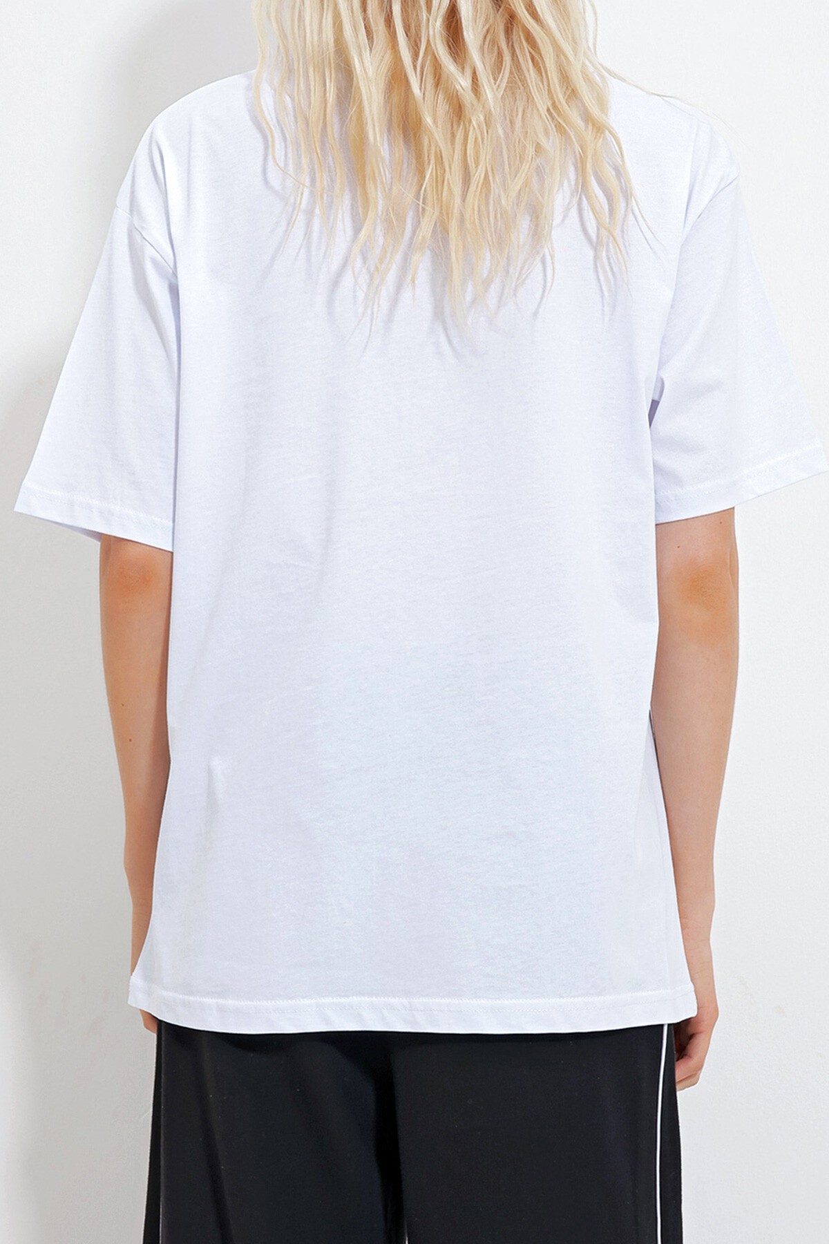 Beyaz Bisiklet Yaka Taşlı Fil Baskılı Oversize T Shirt