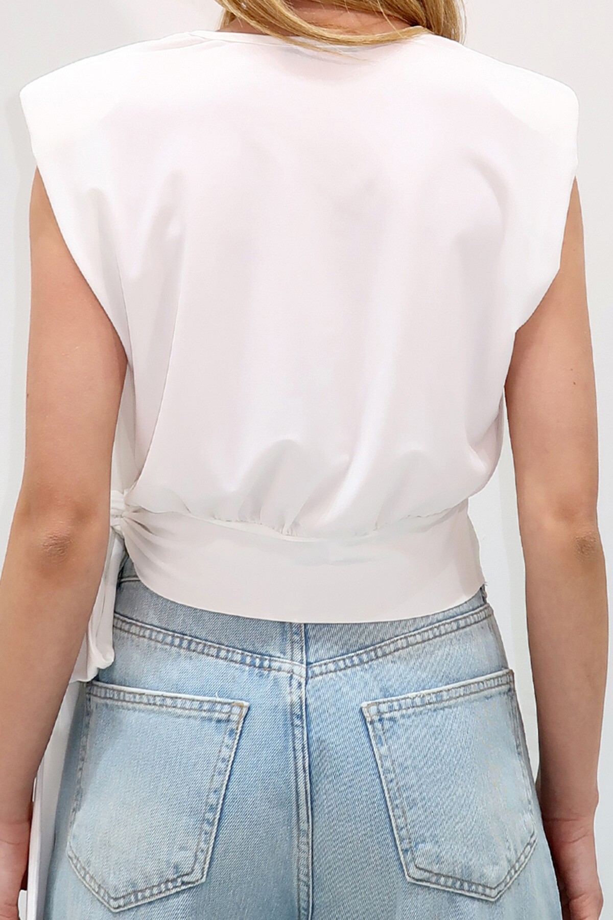 Beyaz Bisiklet Yaka Vatkalı Beli Bağlama Detaylı Sandy Bluz