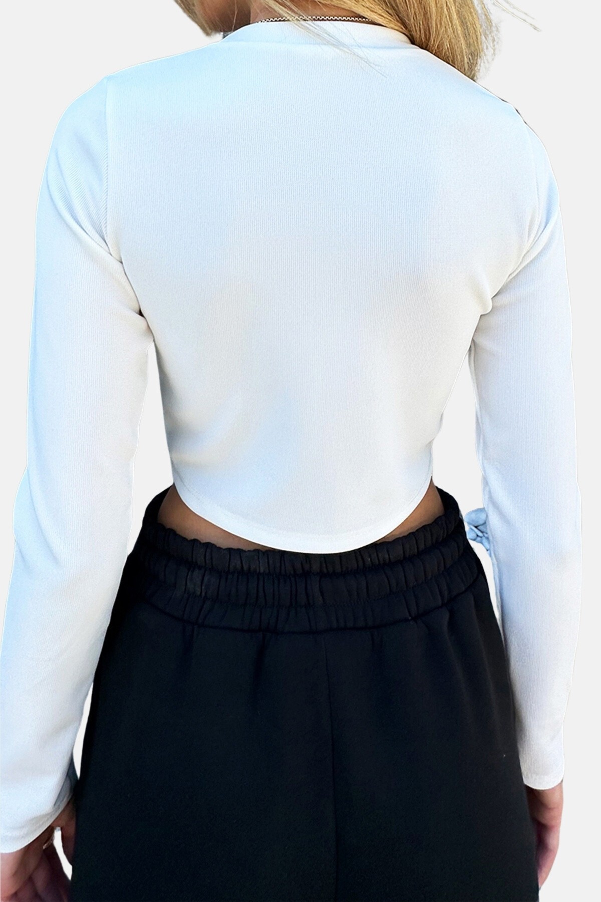 Beyaz Bisiklet Yaka Zincir Ve Baskı Detaylı Crop Bluz