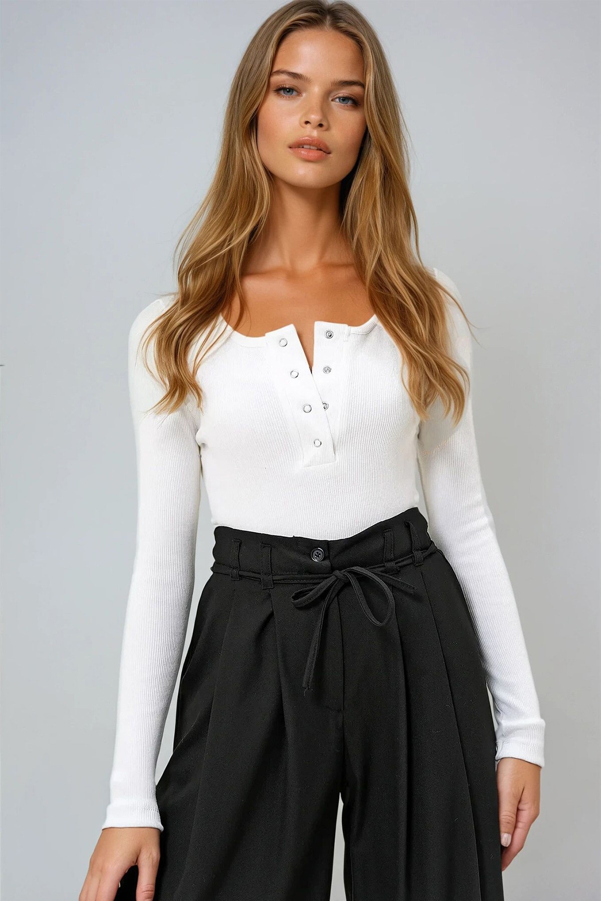 Beyaz Çıtçıtlı Zımparalı Kaşkorse Bluz