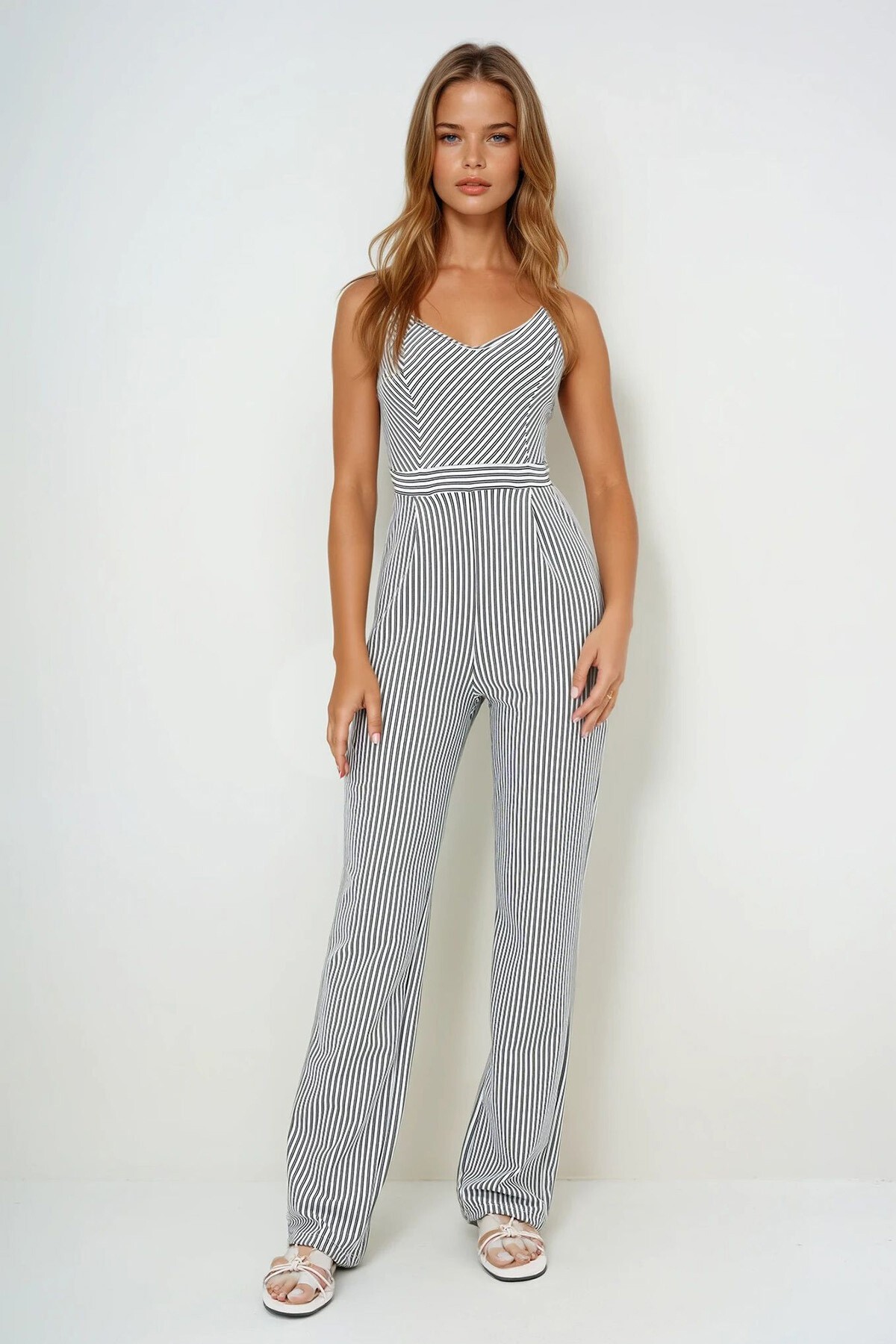 Beyaz Çizgili Sırtı Çapraz Askılı Pile Ve Pens Detaylı Yazlık Tulum