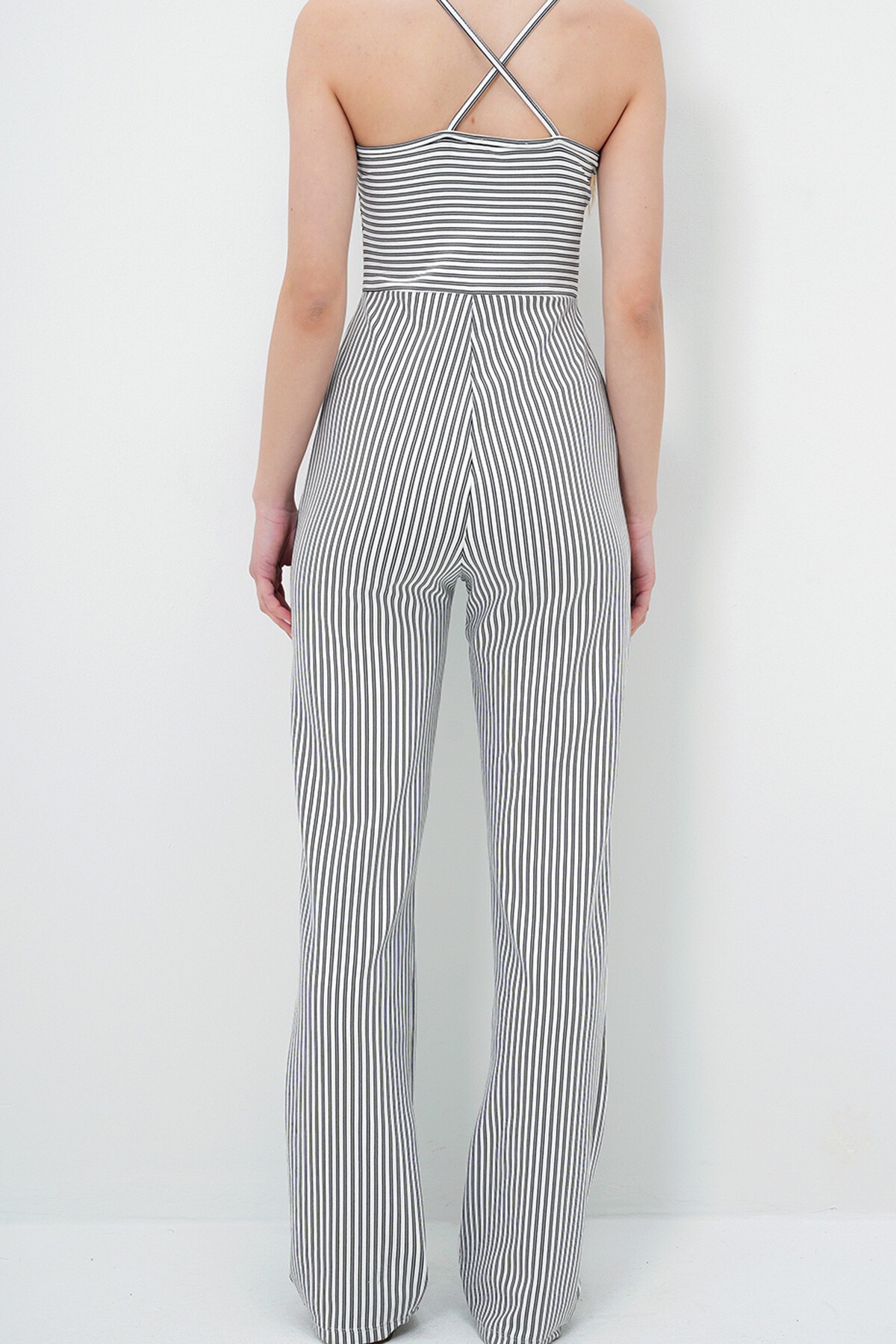 Beyaz Çizgili Sırtı Çapraz Askılı Pile Ve Pens Detaylı Yazlık Tulum