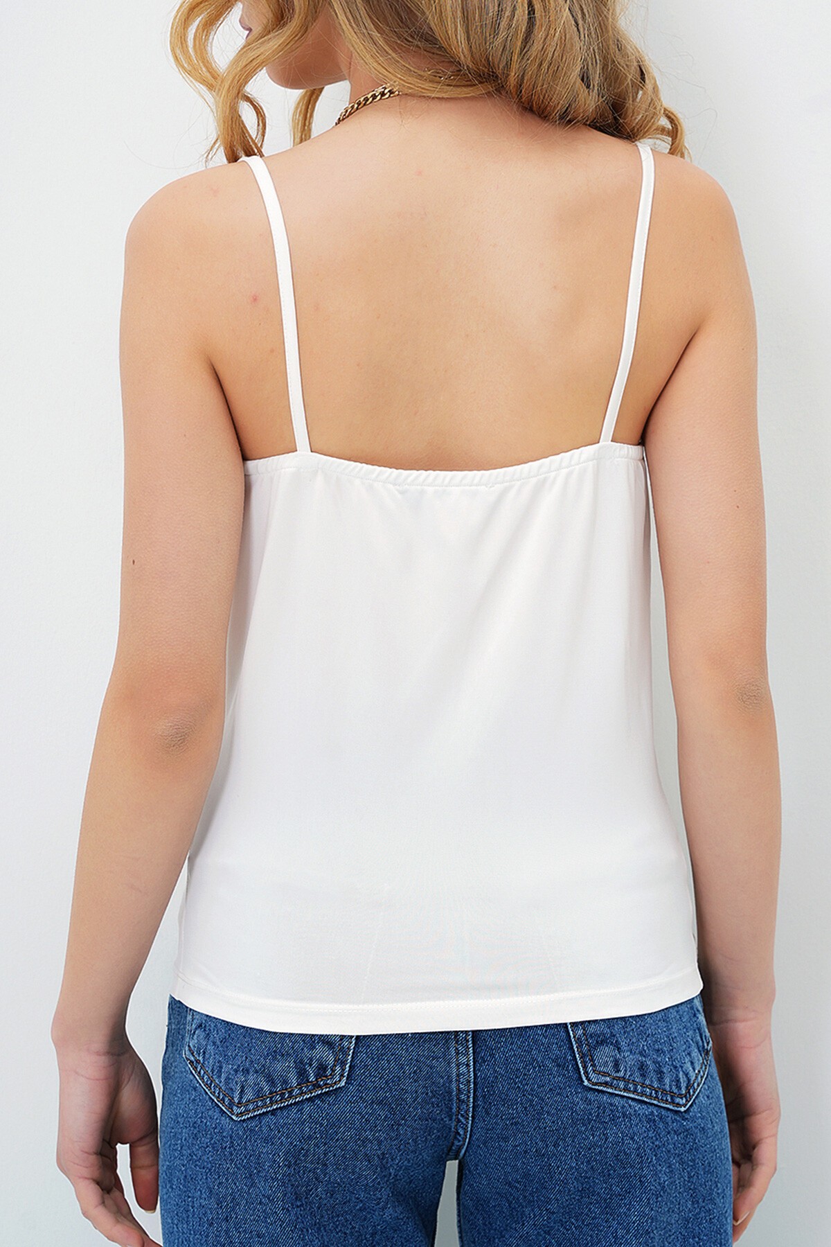 Beyaz Degaje Yaka İp Askılı Sandy Kumaş Bluz