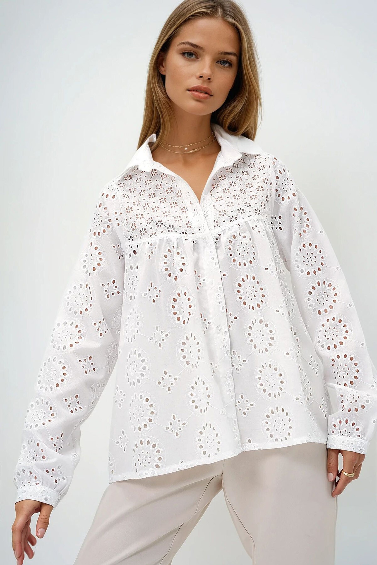 Beyaz Delik Ajurlu Robası Fisto Detaylı Nakış İşlemeli Dokuma Gömlek