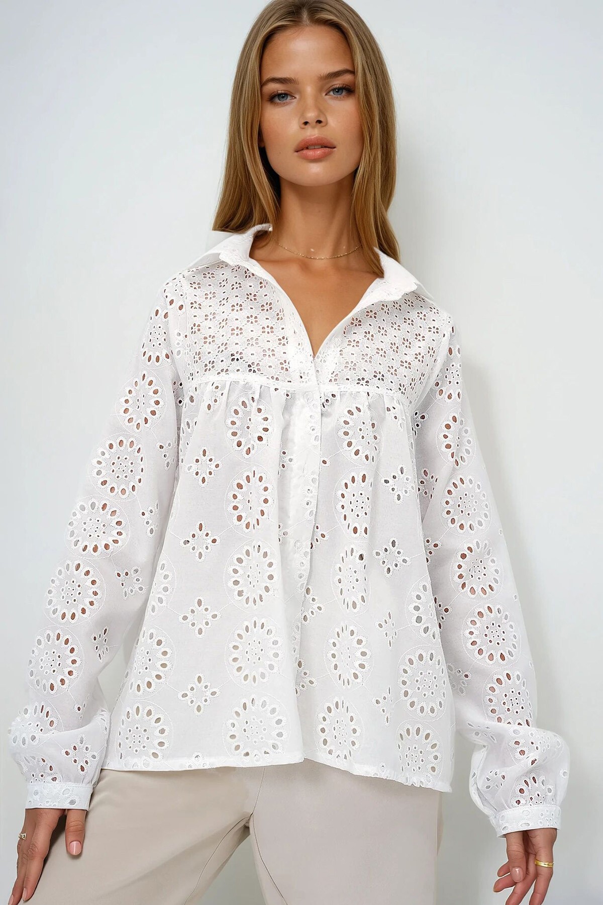 Beyaz Delik Ajurlu Robası Fisto Detaylı Nakış İşlemeli Dokuma Gömlek