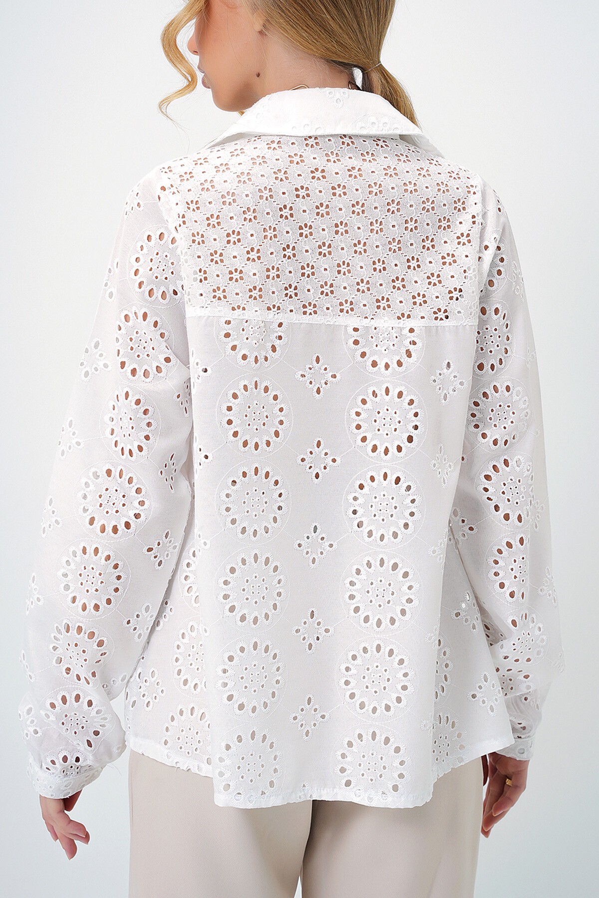 Beyaz Delik Ajurlu Robası Fisto Detaylı Nakış İşlemeli Dokuma Gömlek