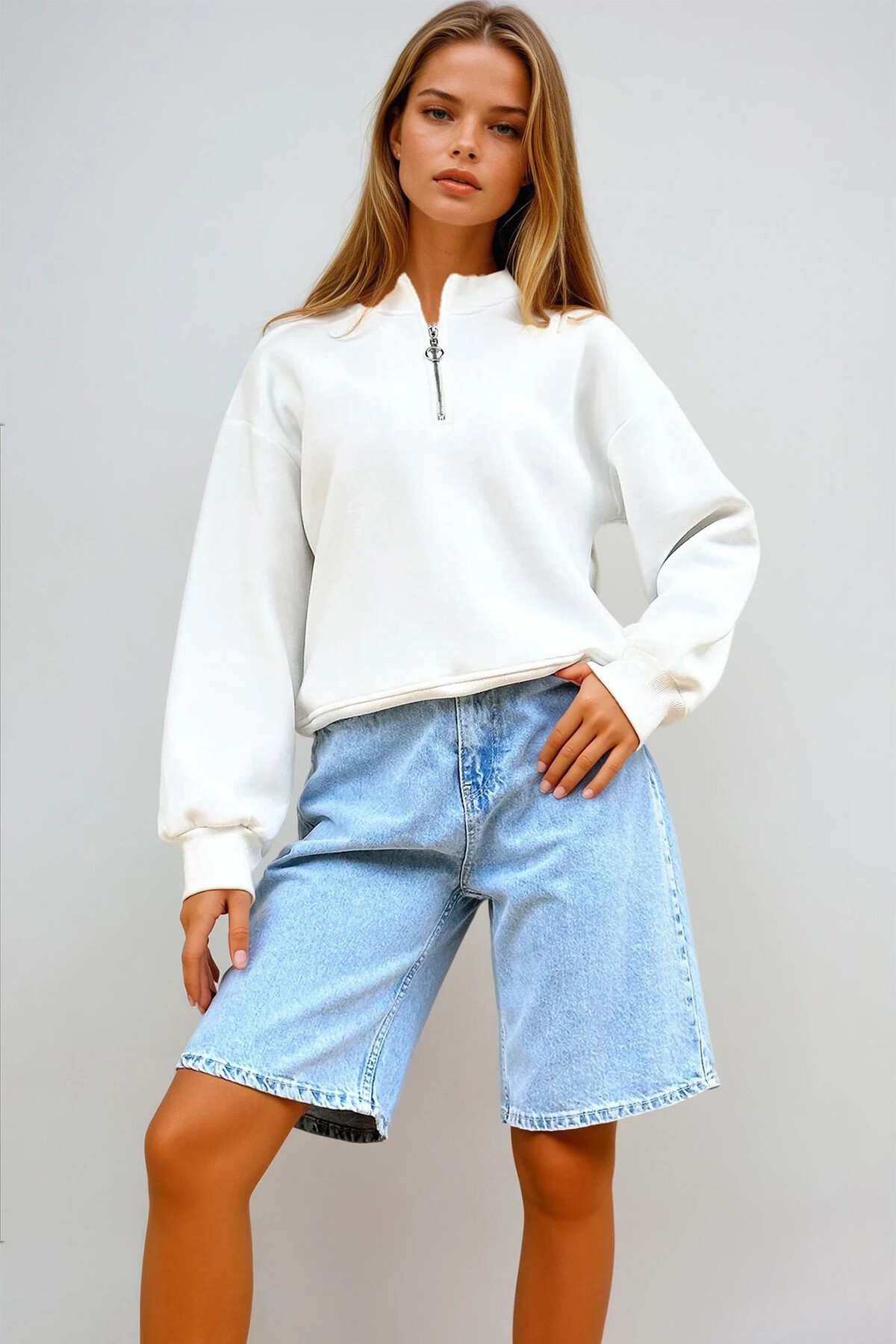 Beyaz Dik Yaka Fermuarlı İçi Şardonlu 3 İplik Crop Sweatshirt