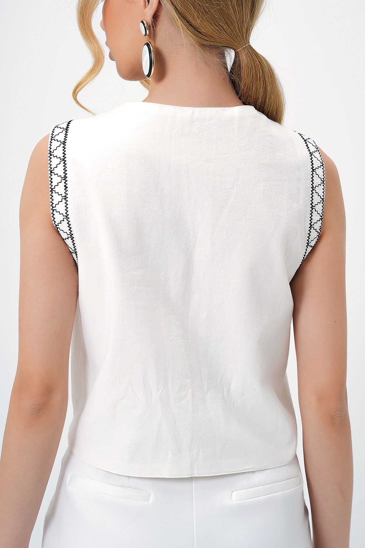 Beyaz Düğme Detaylı Nakış İşlemeli Keten Yelek