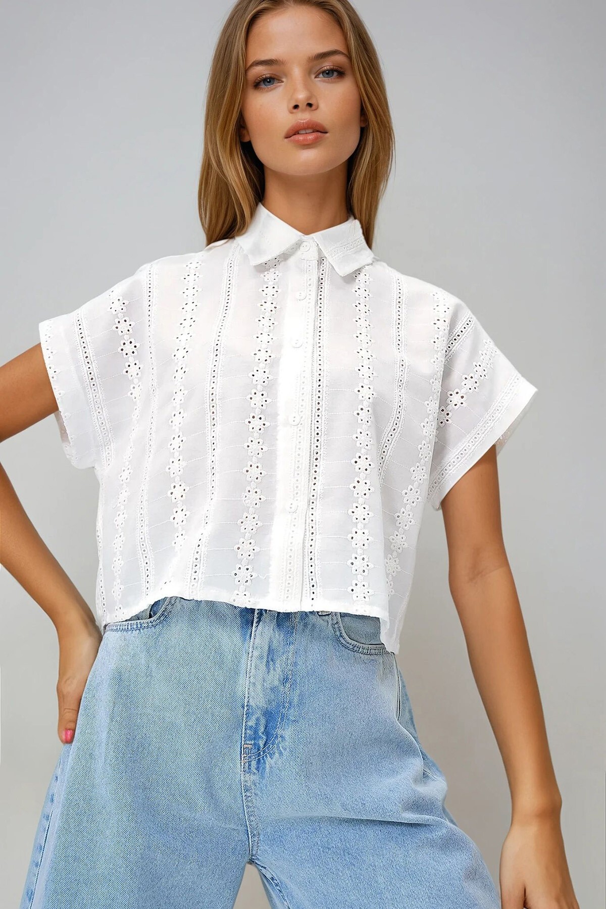Beyaz Fisto Nakış İşlemeli Sıfır Kol Crop Dokuma Gömlek