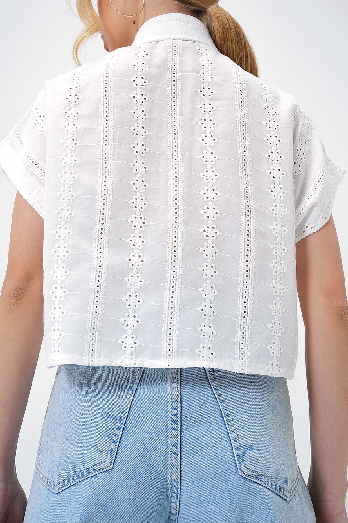 Beyaz Fisto Nakış İşlemeli Sıfır Kol Crop Dokuma Gömlek