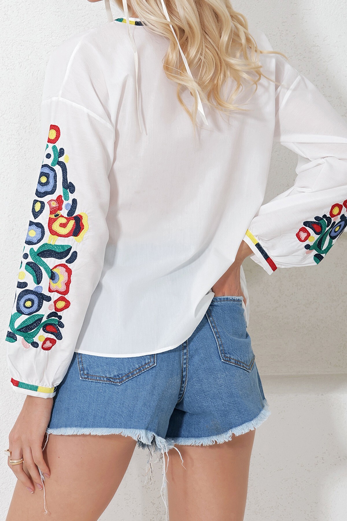 Beyaz Full Neon Nakışlı Poplin Dokuma Bluz