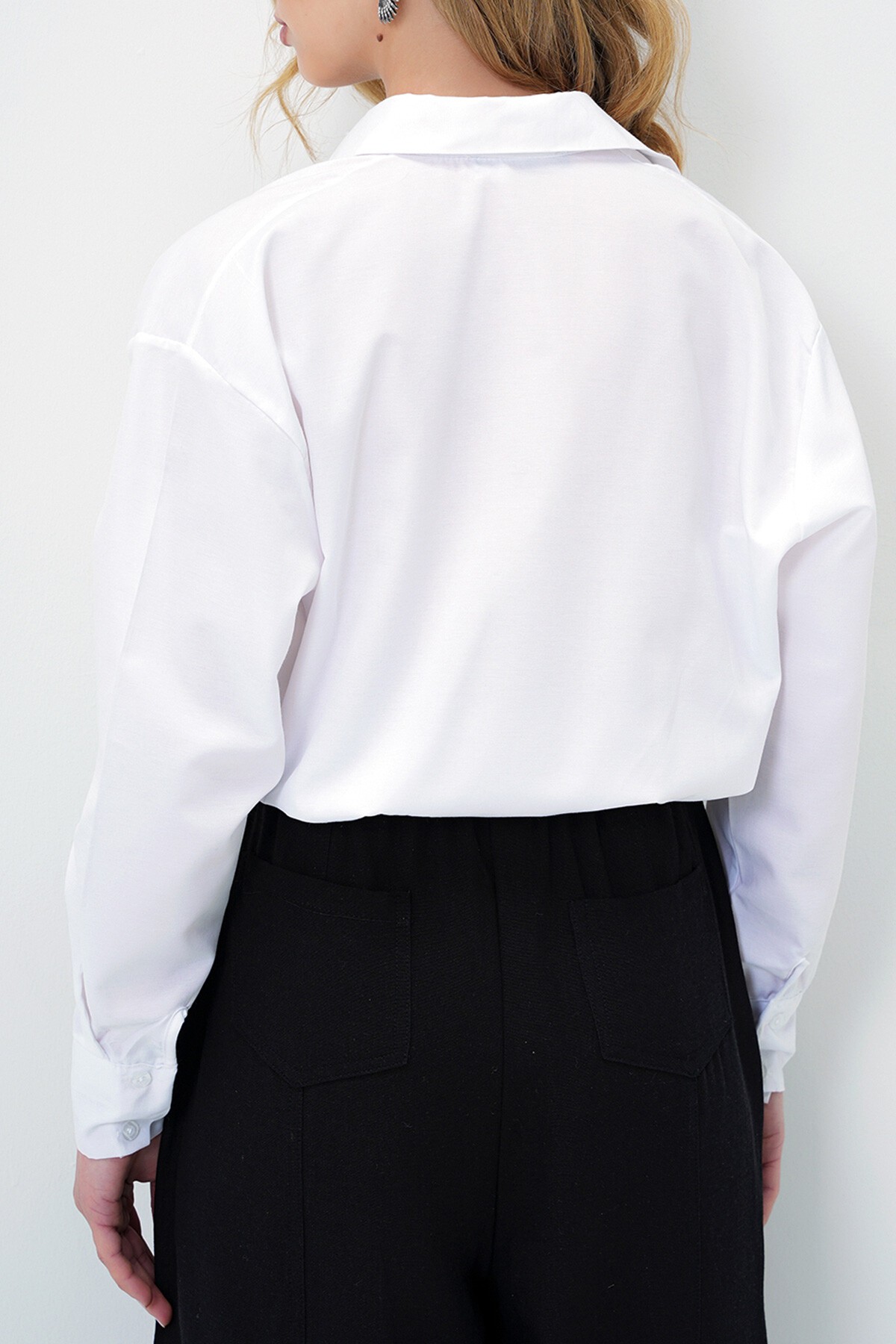 Beyaz Geniş Manşetli Beli Lastikli Crop Poplin Gömlek