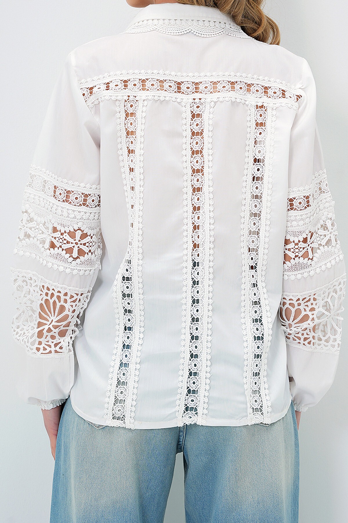 Beyaz Güpür Ve Fisto Detaylı Tasarım Dokuma Gömlek