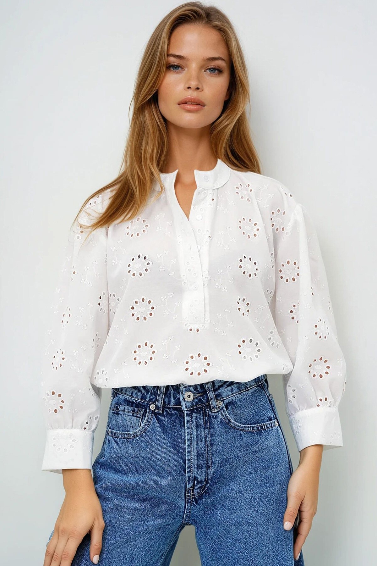 Beyaz Hakim Yaka Balon Kol Nakış İşlemeli Dokuma Bluz