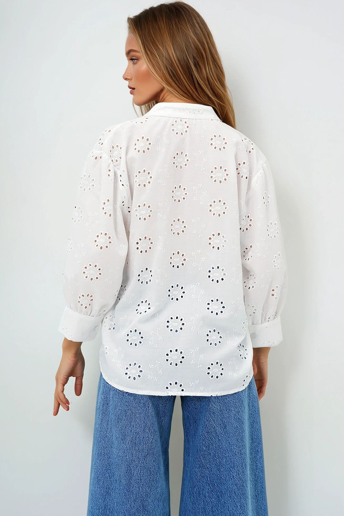 Beyaz Hakim Yaka Balon Kol Nakış İşlemeli Dokuma Bluz