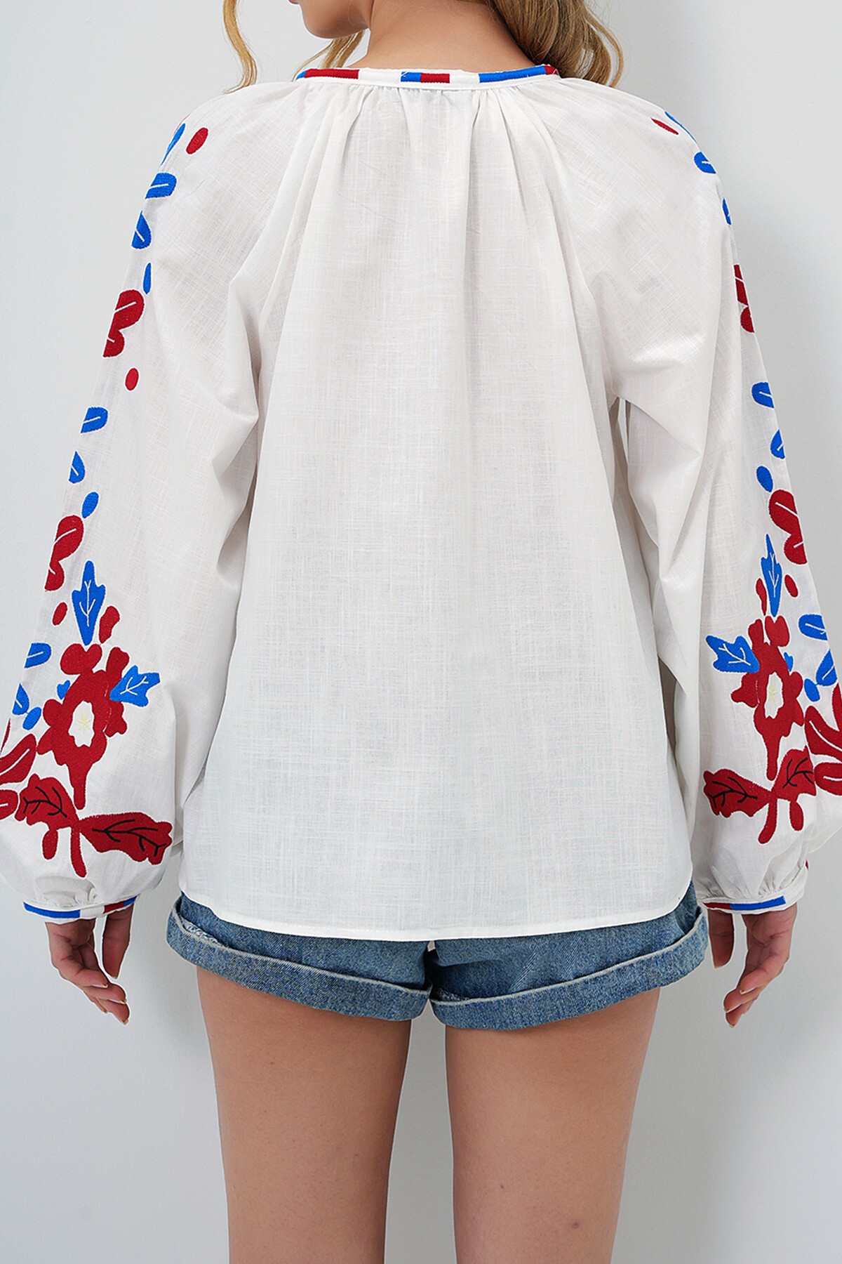 Beyaz Hakim Yaka Balon Kol Nakışlı Dokuma Gömlek