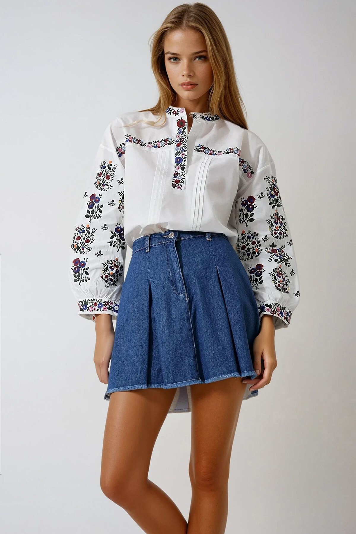 Beyaz Hakim Yaka Düğme Detaylı Nervürlü Nakışlı Dokuma Bluz