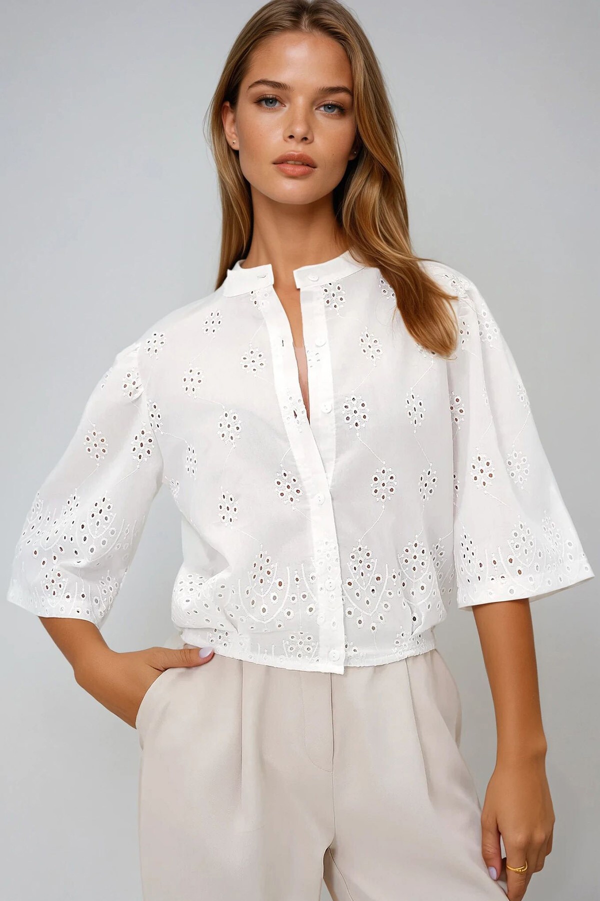 Beyaz Hakim Yaka Fisto Nakış İşlemeli Crop Gömlek