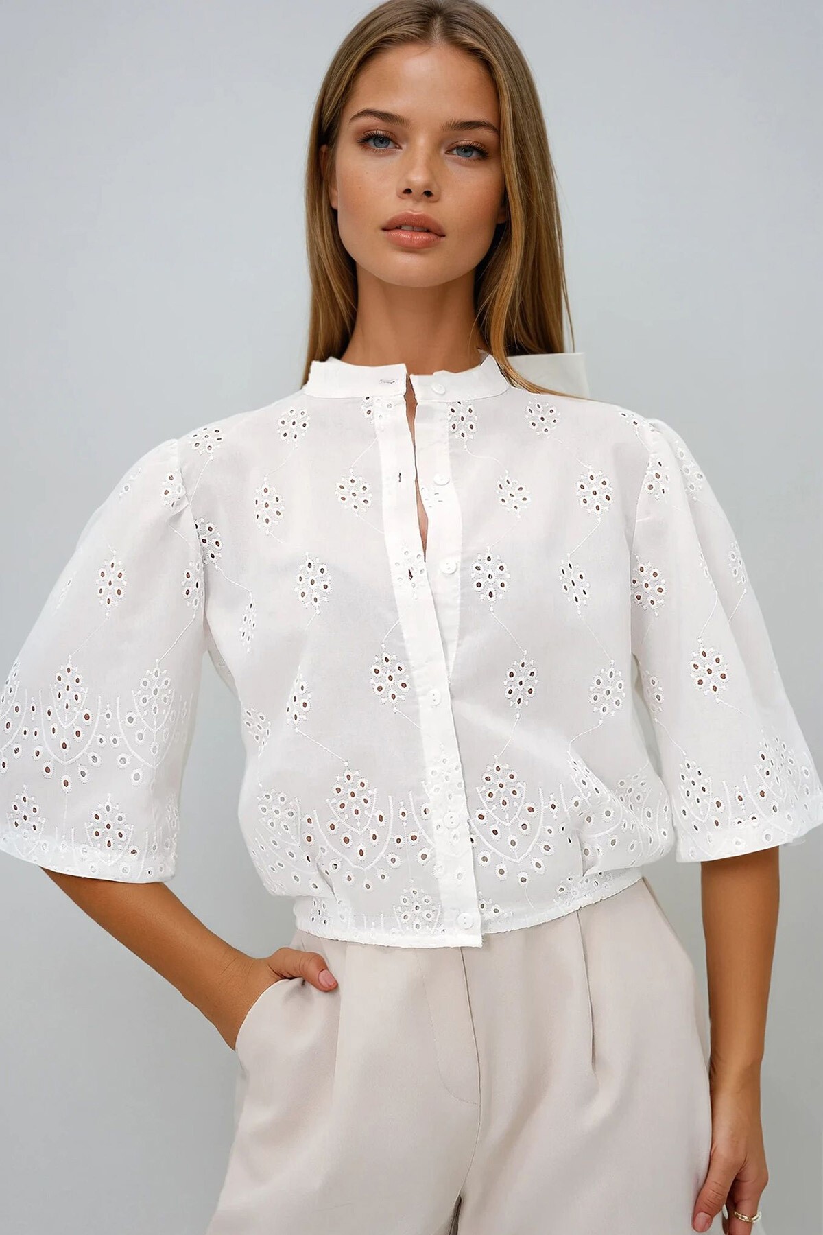 Beyaz Hakim Yaka Fisto Nakış İşlemeli Crop Gömlek