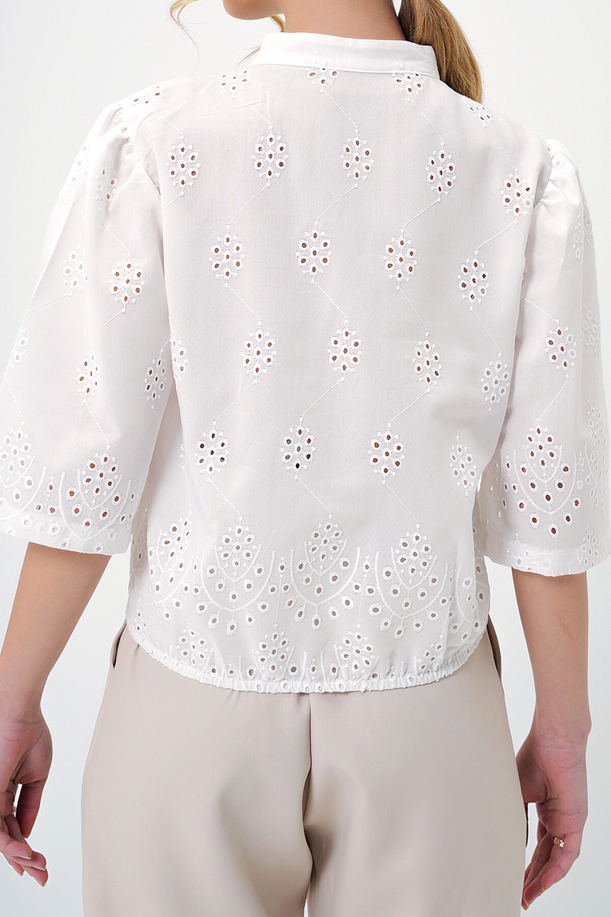 Beyaz Hakim Yaka Fisto Nakış İşlemeli Crop Gömlek