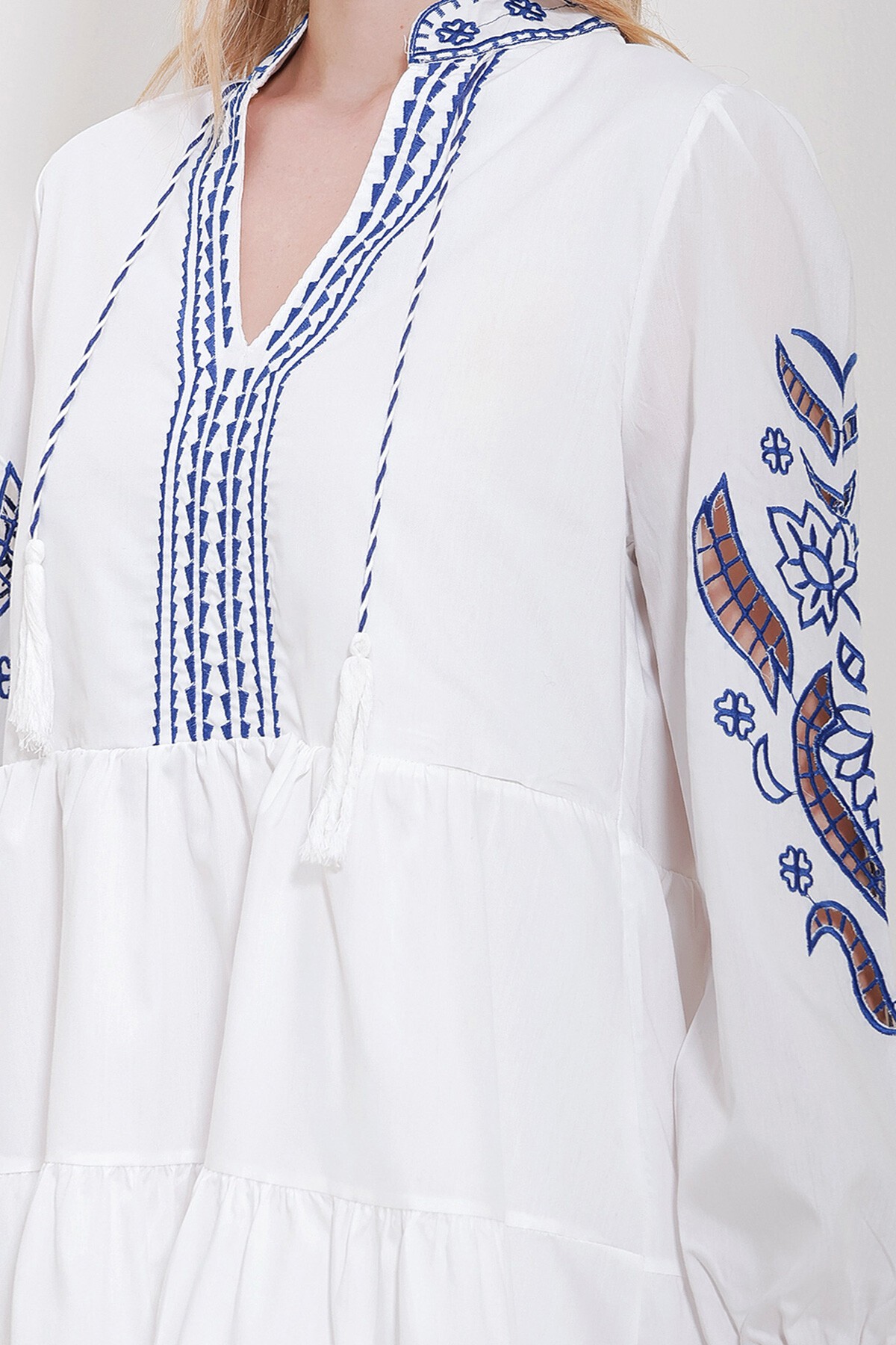 Beyaz Hakim Yaka İçi Astarlı Nakış İşlemeli Elbise