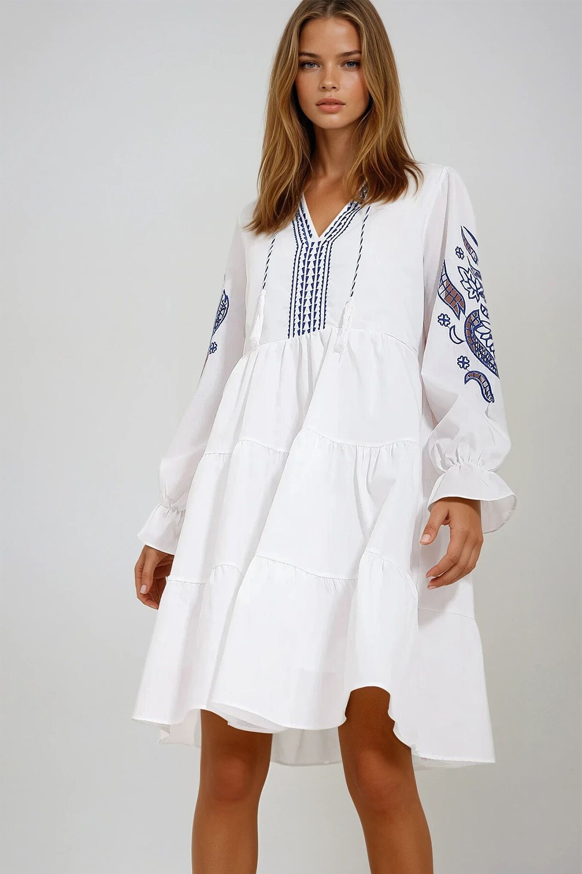 Beyaz Hakim Yaka İçi Astarlı Nakış İşlemeli Elbise