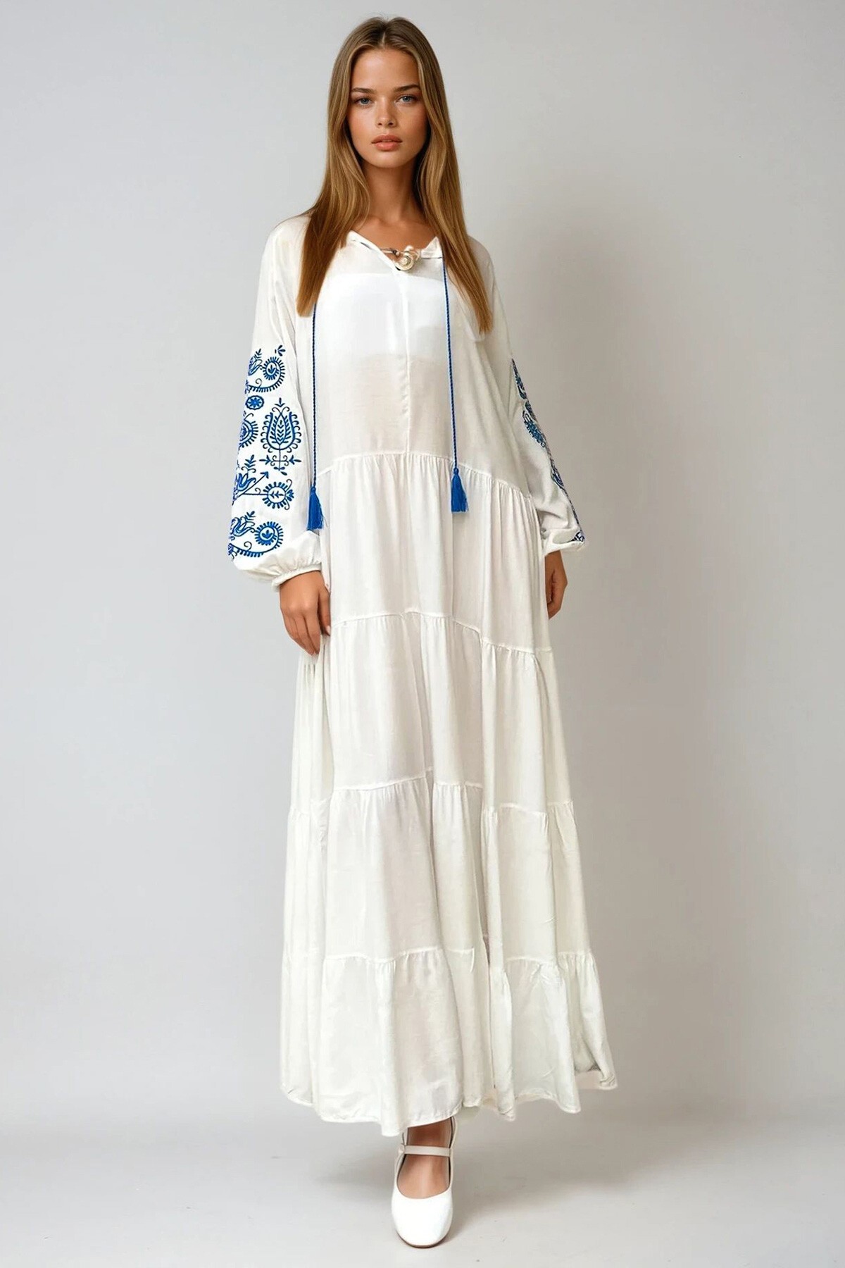 Beyaz Hakim Yaka Kolları Nakışlı Kat Kat Volanlı Dokuma Viskon Elbise