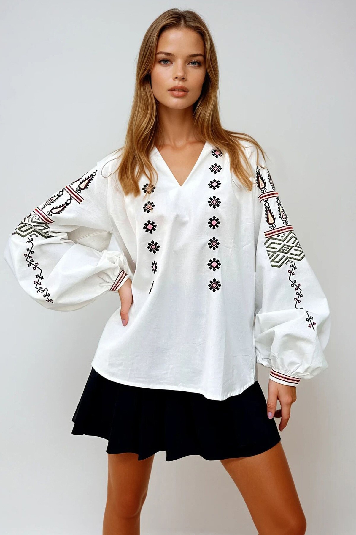 Beyaz Hakim Yaka Nakışlı Balon Kol Poplin Dokuma Bluz