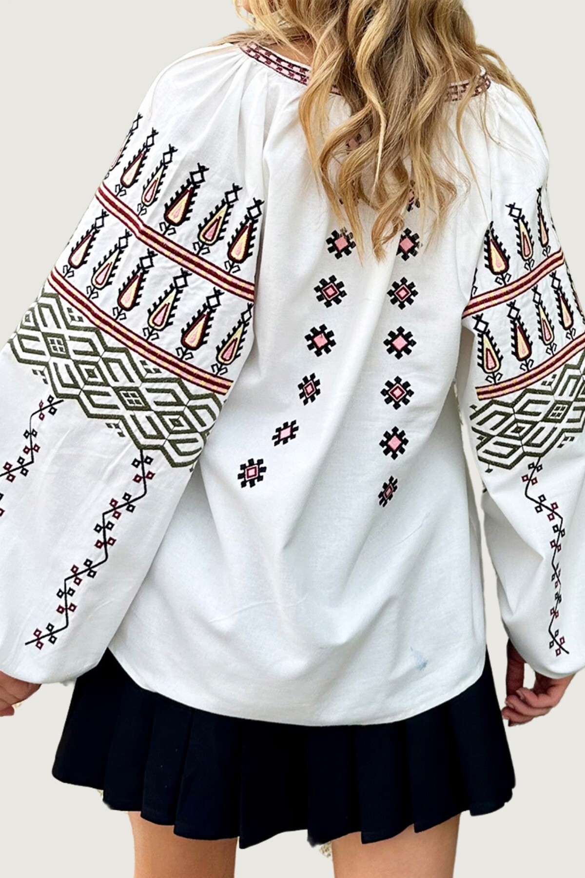 Beyaz Hakim Yaka Nakışlı Balon Kol Poplin Dokuma Bluz