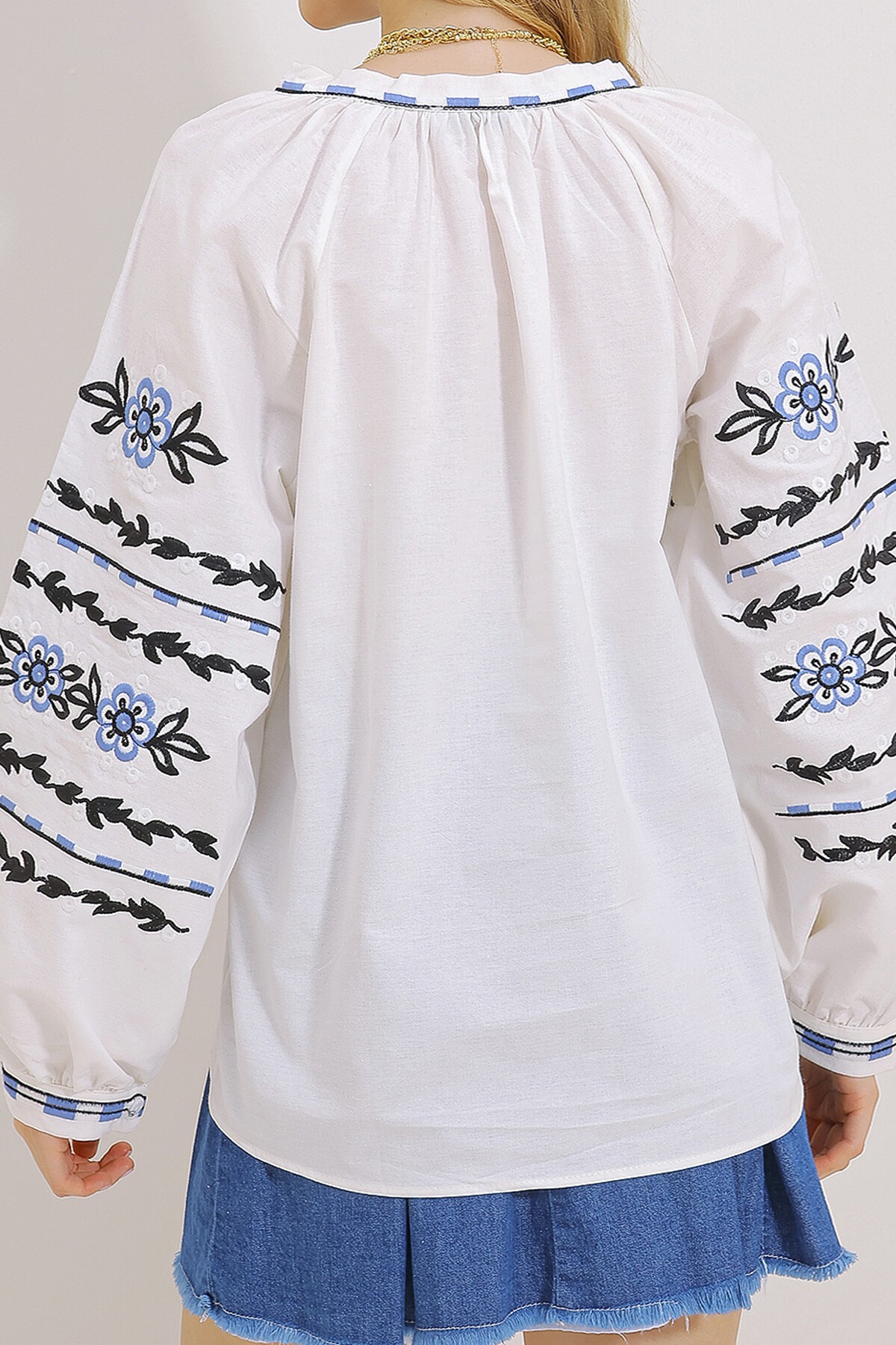 Beyaz Hakim Yaka Nakışlı Püsküllü Pamuklu Keten Dokuma Bluz