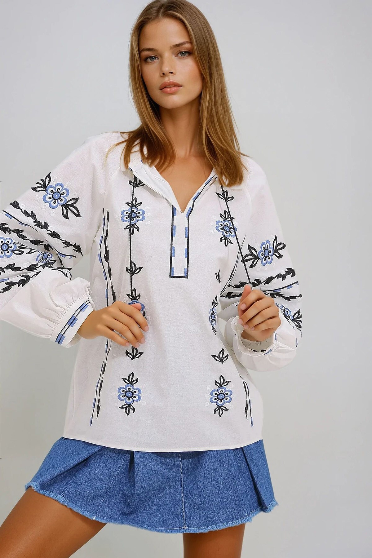 Beyaz Hakim Yaka Nakışlı Püsküllü Pamuklu Keten Dokuma Bluz
