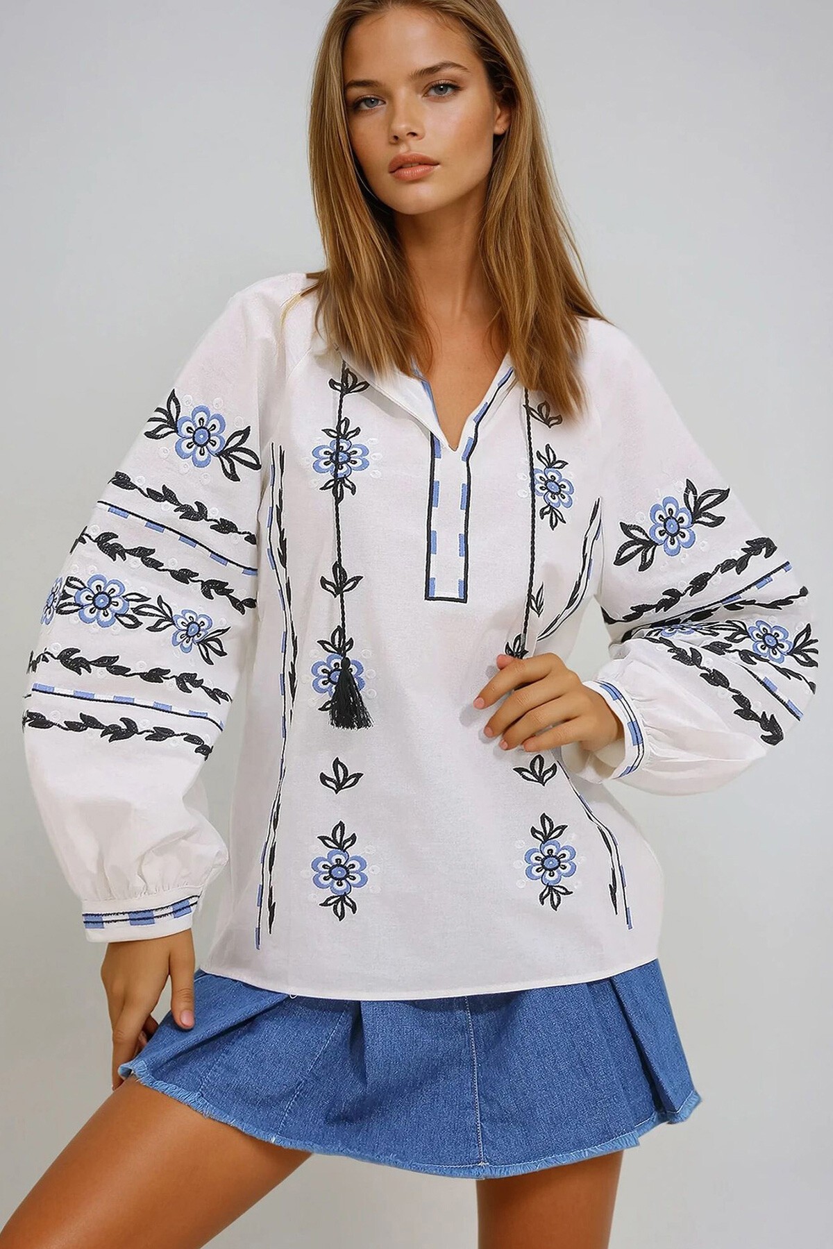 Beyaz Hakim Yaka Nakışlı Püsküllü Pamuklu Keten Dokuma Bluz
