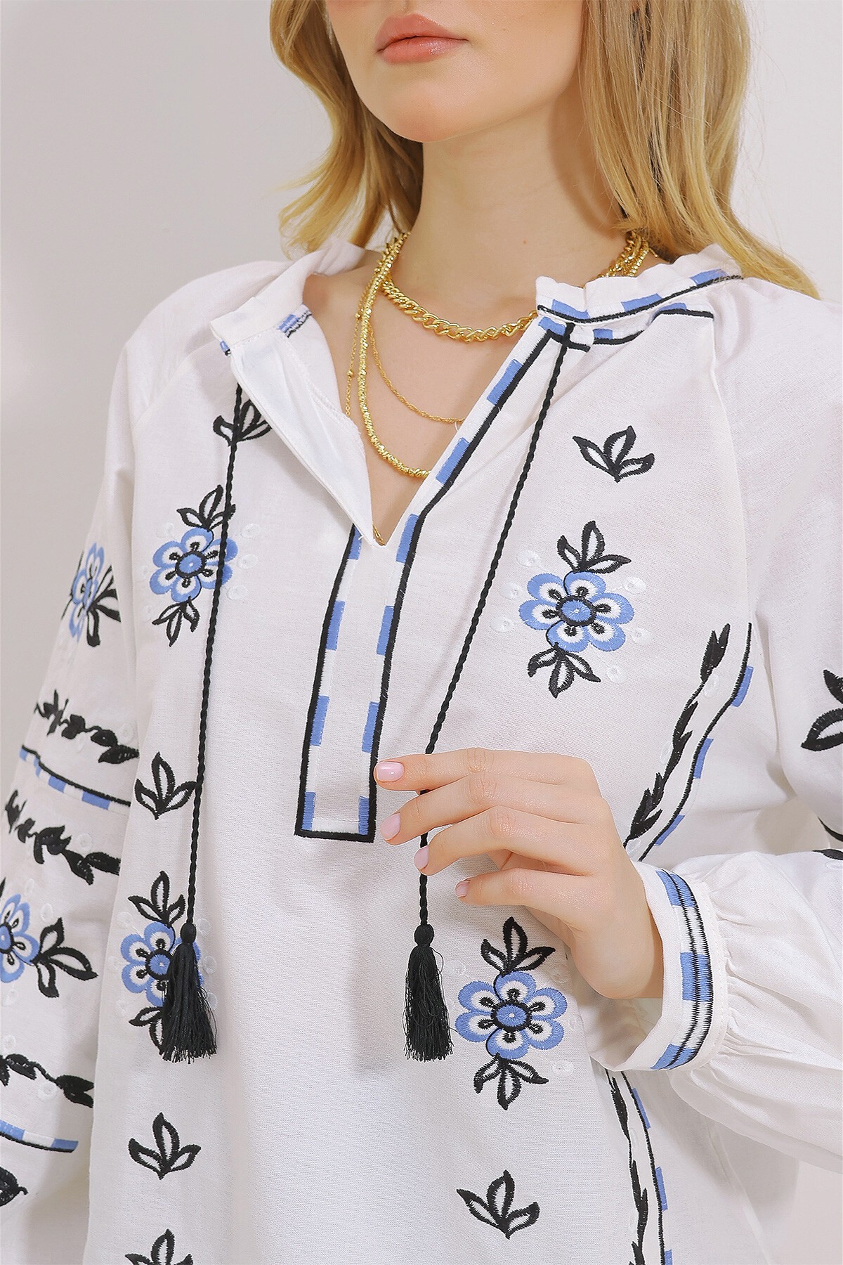 Beyaz Hakim Yaka Nakışlı Püsküllü Pamuklu Keten Dokuma Bluz