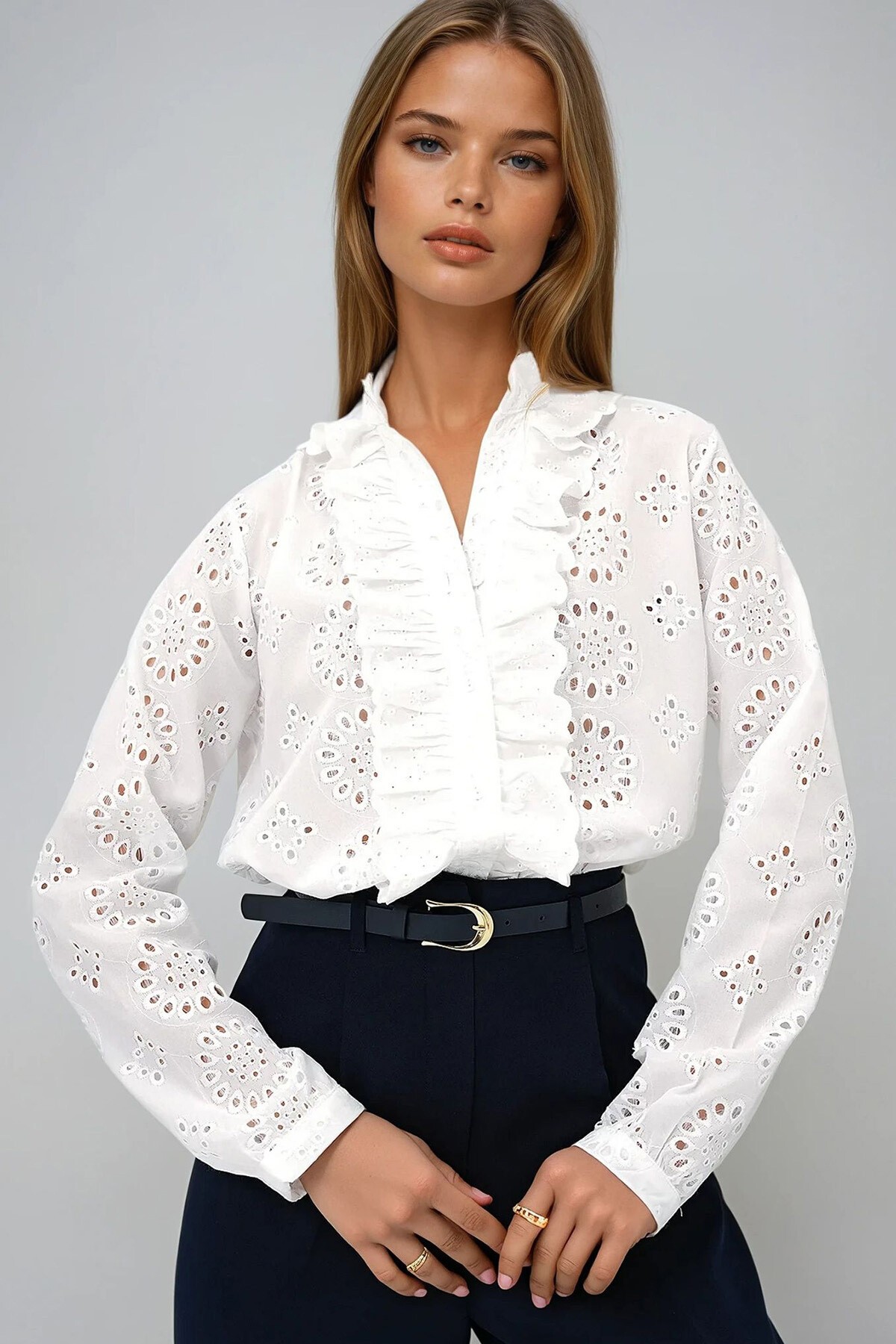 Beyaz Hakim Yaka Önü Fırfırlı Nakış İşlemeli Dokuma Gömlek
