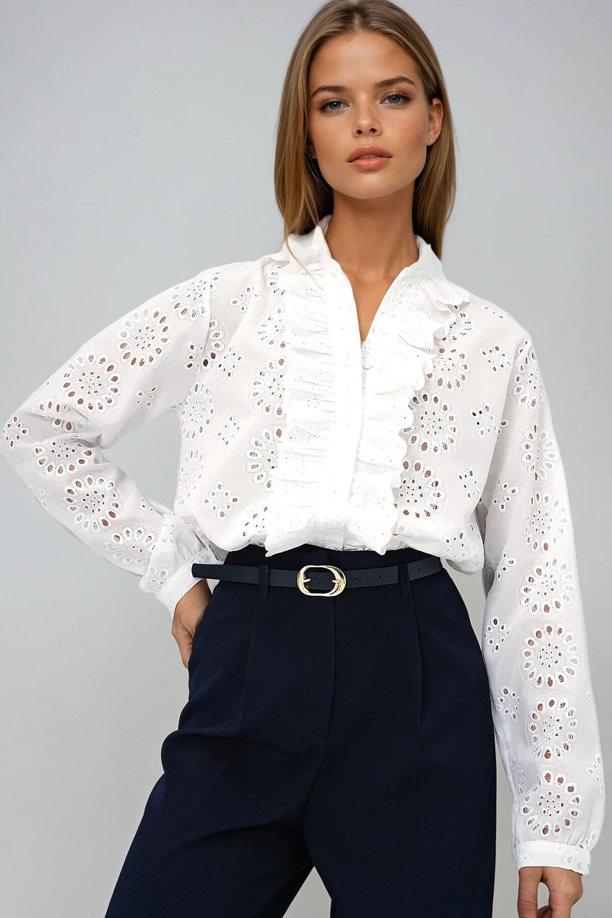 Beyaz Hakim Yaka Önü Fırfırlı Nakış İşlemeli Dokuma Gömlek