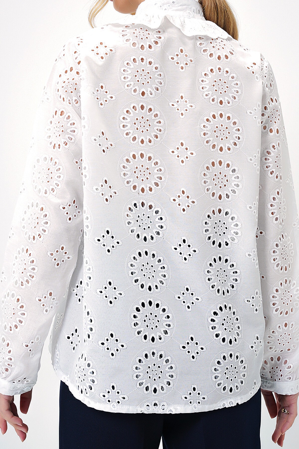 Beyaz Hakim Yaka Önü Fırfırlı Nakış İşlemeli Dokuma Gömlek