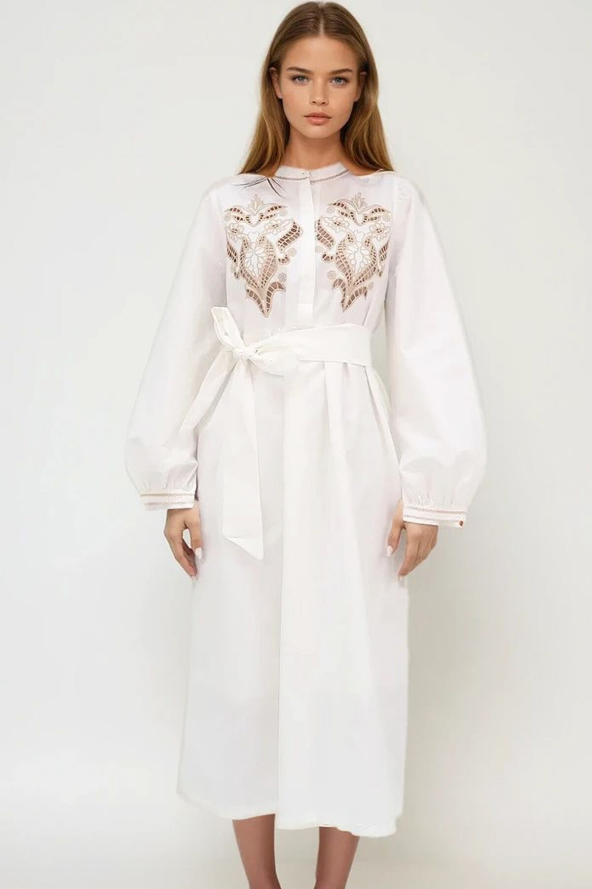 Beyaz Hakim Yaka Önü Nakışlı Balon Kol Kemerli Astarlı Dokuma Elbise